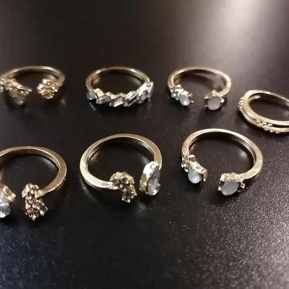Rings, multiple flowers and butterflies. - Picture 2 of 5